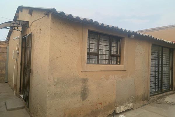 *EMDENI 4-ROOMED HOUSE FOR RENTAL FOR R3500PM* 

Near Jabulani Mall, Taxis, Schools, Shops etc 

Kitchen 
Lounge
2 Bedrooms 
Outside ...