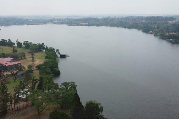 Luxury accommodation for two groups on the banks of the Vaal River. Scenic and rustic.