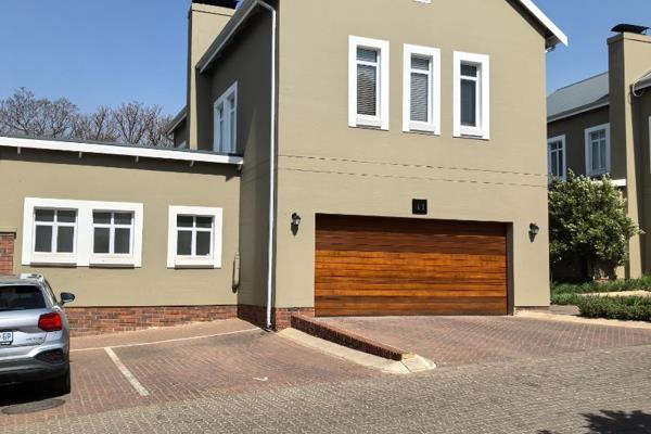 FABULOUS - MODERN FREESTANDING TOWNHOUSE IN FOURWAYS
This very stately townhouse is set in a large, secure, well managed complex ...