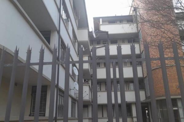 1 Bedroom flat for sale in the heart of Germiston, ideal for first-time buyers or a great investment opportunity!  This spacious ...