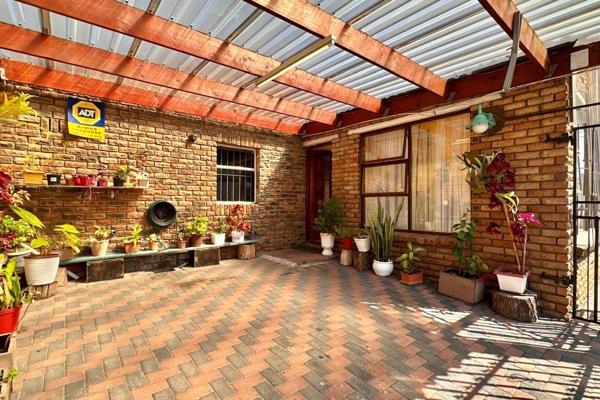 I present to you an absolute gem located in the heart of Portlands, Mitchell’s Plain. 

Other than offer loads of space, this home has ...