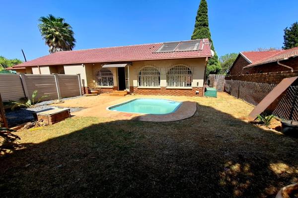 This lovely property is based in Rayton about 30km east of Pretoria in a small town.

The property itself offers a 1115 square meter ...