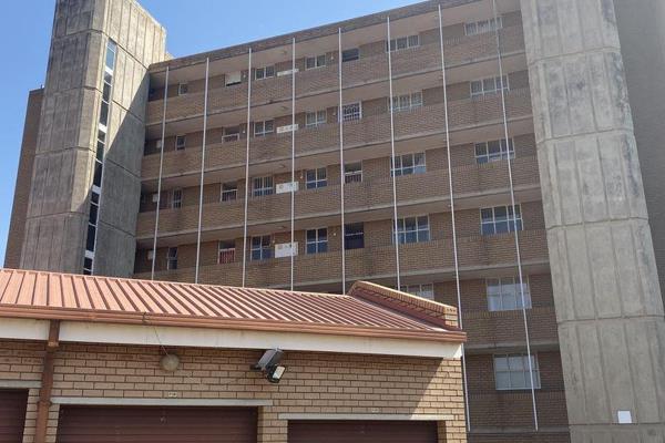 This Spacious 1 Bedroom apartment is conveniently located close to Menlyn Main with easy ...