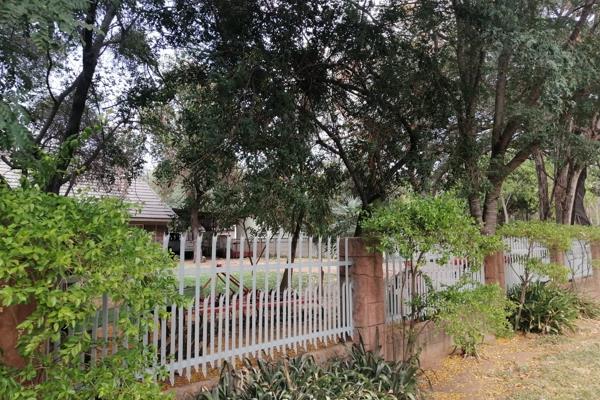 This property is conveniently situated in Onverwacht, just around the corner from the golf course and with easy access to the main road ...