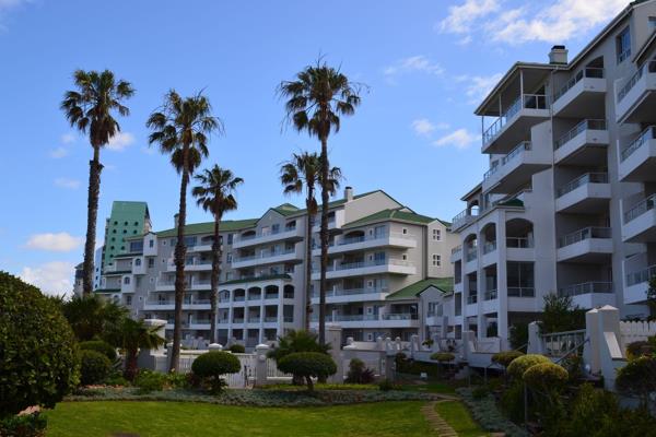 This ultra-modern flat overlooks the sea with Table Mountain and Cape Point in the distance. Beautifully modernized, this apartment ...