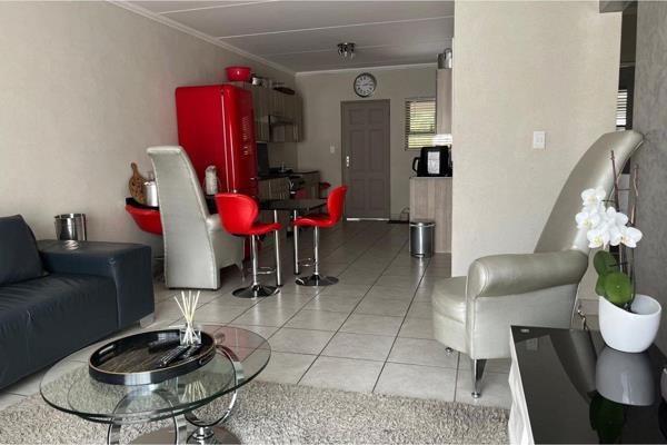 This stunning 2nd-floor apartment, located in the heart of Beverley, Fourways, offers a perfect blend of modern living and luxury. With ...