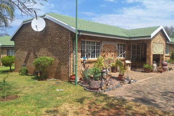 Welcome to this very neat, secure, sectional title apartment in the Bushveld.
If you are 50+ and safety is a priority for you, this ...