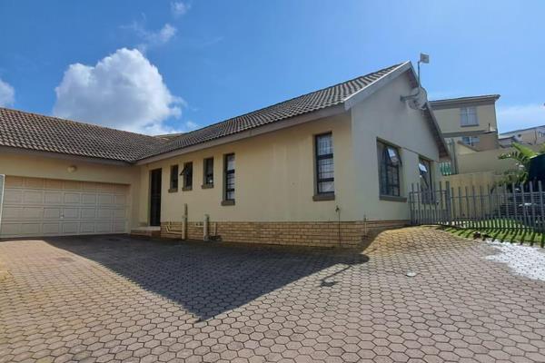 Townhouse to rent in Island View, Mossel Bay.

3 Bedrooms
2 Bathrooms
Open plan kitchen and lounge
Double garage
Outside Braai ...