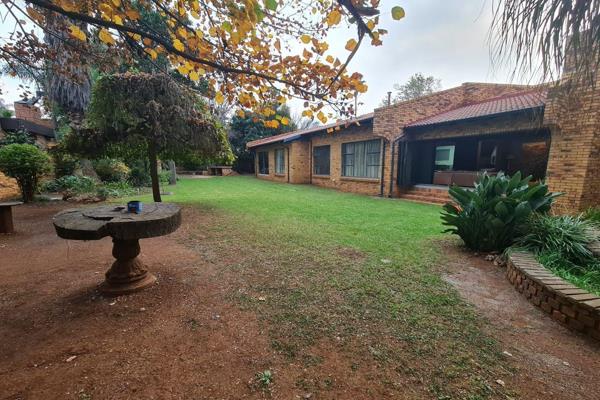 This beautiful property, located in the serene and highly secure estate of Sonneveld, offers an ideal combination of comfort, security ...