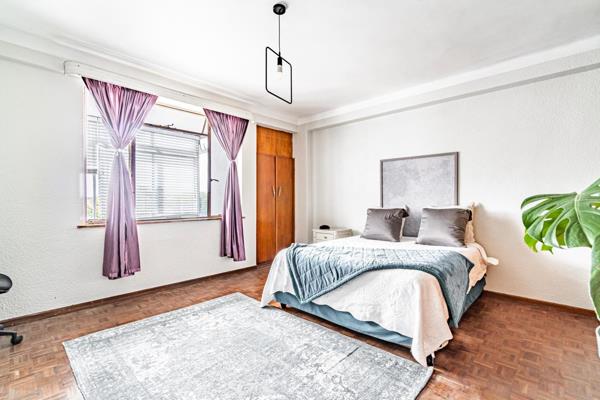 This light-filled 2-bedroom, 1-bathroom flat is located in the sought-after Primrose Park complex in the heart of Plumstead, Cape Town. ...