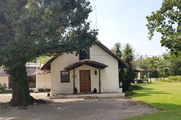 This house requires some TLC, but it is in a great location and has beautiful surroundings, including a spectacular view of the Vaal ...