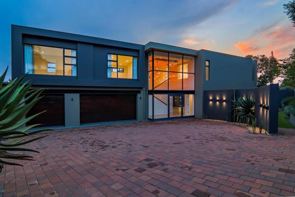 This stunning modern executive home are the epitome of open plan living , double volume glassed entrance hall with stunning lighting ...