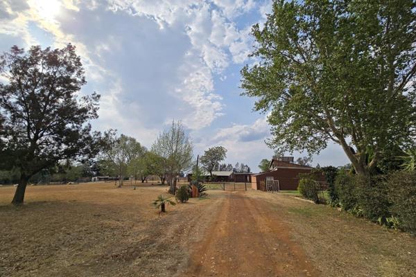 This 2.2-hectare plot, located close to town, offers an ideal blend of comfortable living and business potential. 
The main house ...