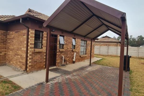 This three-bedroom, face-brick standalone home is nestled in a tranquil, upscale neighborhood in Clayville, Gauteng, featuring 24-hour ...