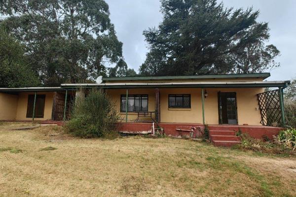 Cosy 1 bedroom outbuilding. No lounge or kitchen. Space in passage for kitchenette space. Bathroom with bath. Covered patio.  Incl ...