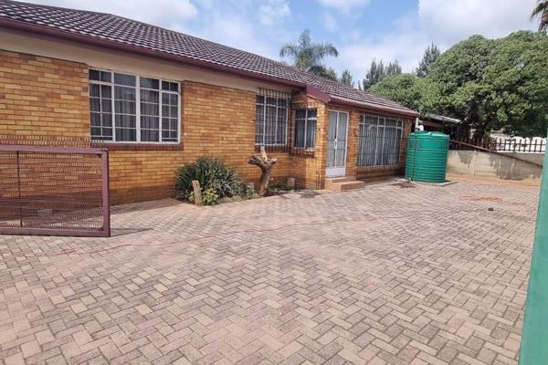 Stunning home  in the heart  of Geduld  going for a steal of a price  

3 bedroom ...