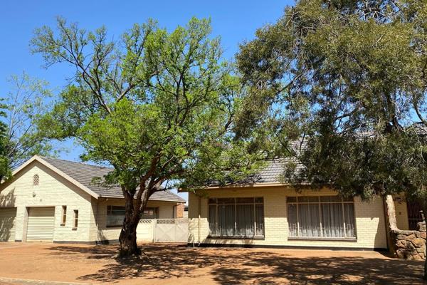 If you are looking for space in abundance, look no further.  This charming house with so much character offers a massive living area ...