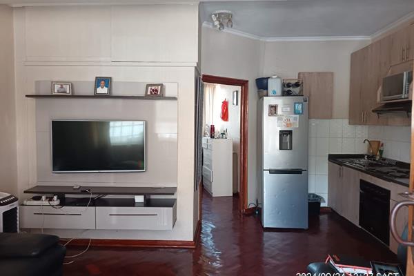 This well maintained ground floor apartment is perfect for a young couple.
just starting ...