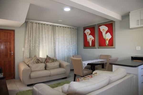 Welcome to this beautiful two-bedroom duplex apartment located in the Umlele Heights development in Kidds Beach. The apartment offers ...