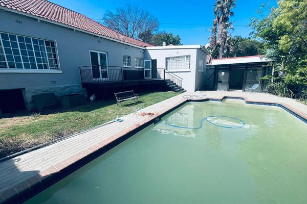 This wonderful home is well located in the central suburb of Parkwood, Johannesburg and has so much to offer. Accommodation includes 3 ...