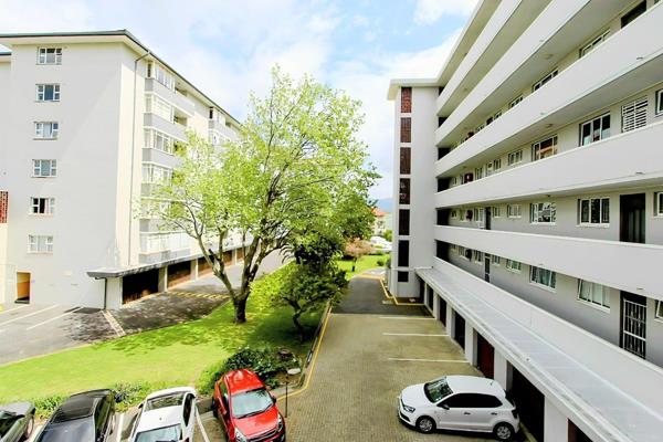 This beautiful spacious 2-bedroom apartment is nestled in the serene complex of Primrose Park. 
This exquisite unit boasts a ...