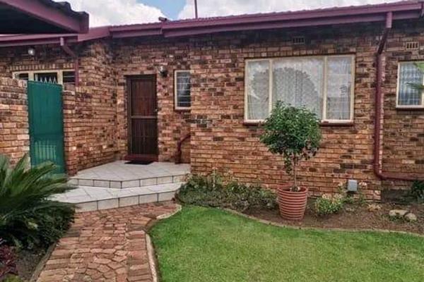 This cosy townhouse in Sunward park offers:
3 Spacious bedrooms with built-in cupboards
2 Bathrooms, main is en-suite
Linen cupboard ...