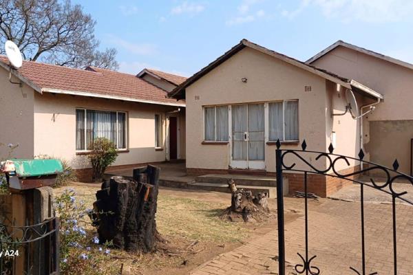 Sole and Exclusive Mandate

This house is situated in a quiet area in Modder East and is perfect for the larger family looking for a ...