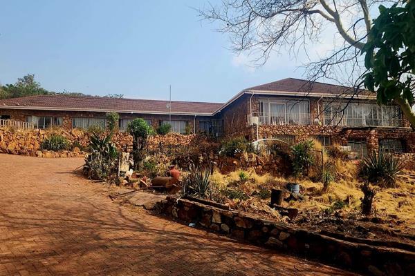 This 10.75ha smallholding situated in Kameeldrift, Krauseville AH, Tshwane. This property is 10km from Pretoria and frost-free. The ...