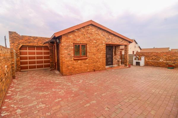 Welcome to this breathtaking 3-bedroom home in Tembisa, designed to provide the ultimate living experience for families seeking space ...