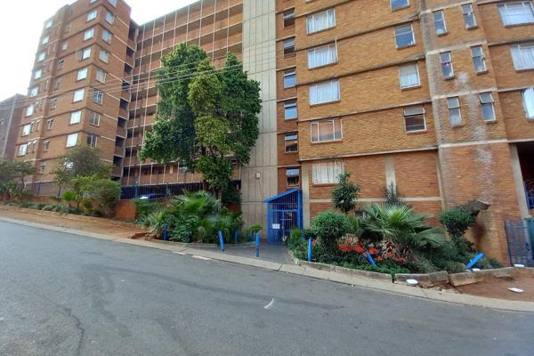 Neat and well-maintained 2 bedroom flat in Nordey Heights, Pretoria central. This property is currently rented out at R9100 per month ...