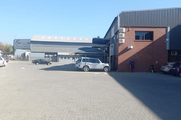 Situated within a secure business park, this industrial property boasts 1,570 sqm of interior space and enjoys prime highway ...