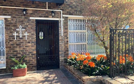 4 Bedroom House for sale in Glen Marais