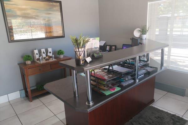 Office to rent in shared environment.
Perfect for 1 or 2 individuals.
The rent includes water, once a week cleaning services, wi-fi and ...