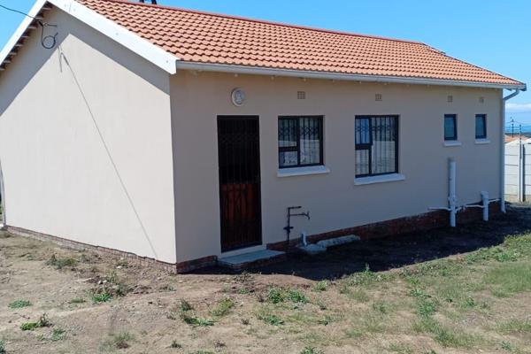 Beautiful 3 bedrooms house with built-in cupboards close to Airport, Cove Rock, 2 bathrooms, open plan kitchen and lounge, electricity ...