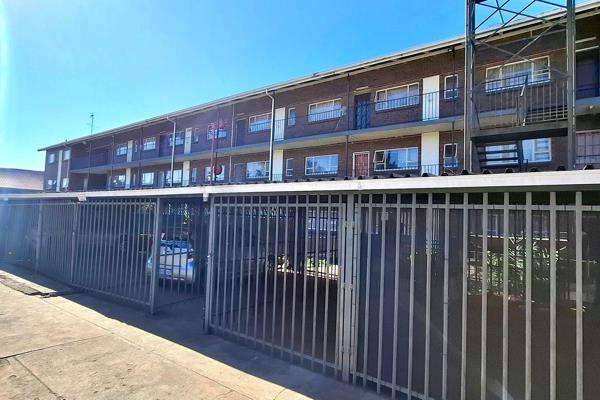 Very neat and clean large 2 bedroom unit to let in Daspoort.

The kitchen has granite ...