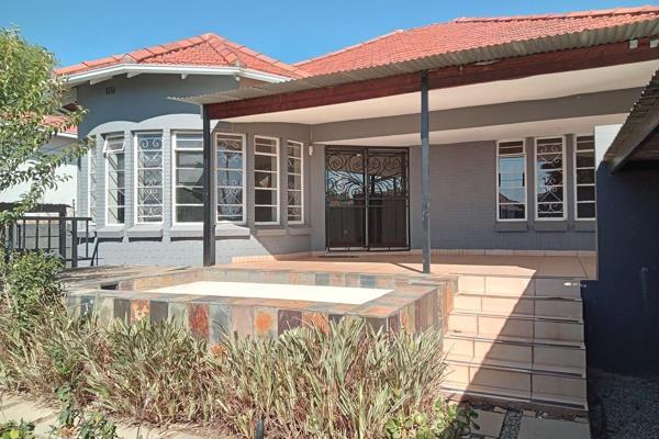 This is a rare opportunity to rent a spacious 3 bed 1,5 bath house in Orange Grove, conveniently located near the Linksfield ...