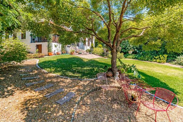 Exclusive Mandate!

This elegant property, located in a peaceful neighborhood, offers ...