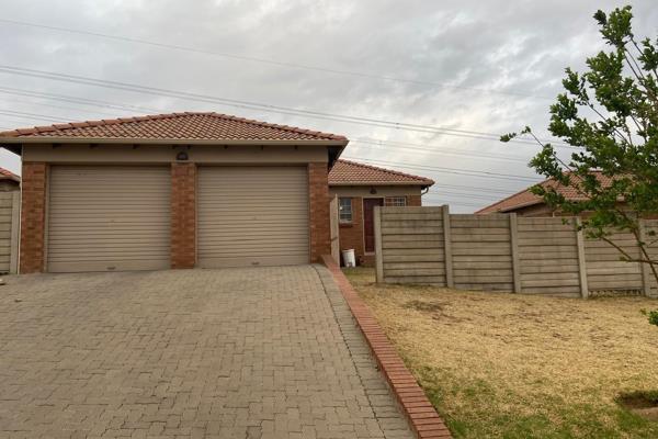 Standalone house in Thatch Hill Security Estate, Olievenhoutbosch

3 Bedroom full ...