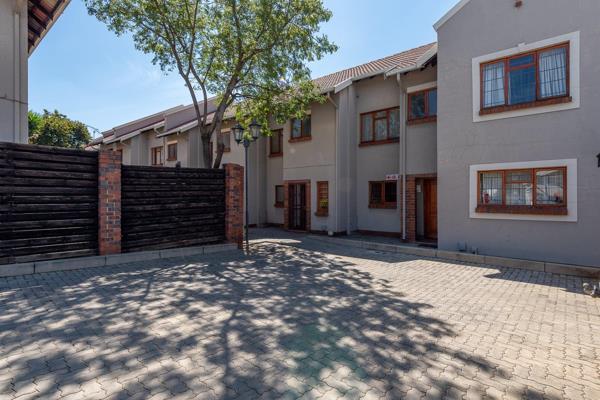 Immaculate 3 Bedroom Duplex in Sought after complex - Another exclusive mandate by Rosie Viljoen Real Estate. This beautiful unit is ready for its new owner to move in and live. Modern day complex living with 24hr security and ...