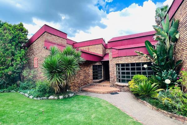 Perfect location in green area!
Beautifully spacious family home situated in a sought after area.
No more load shedding or water ...