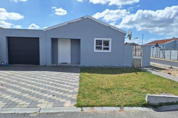 This corner property is located in the sought after Sillwood Heights. 
The property has a open plan kitchen and living room. 
The ...