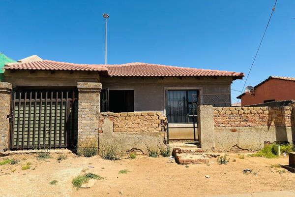 Welcome to your dream home in the heart of Etwatwa! This charming three-bedroom property offers a wonderful blend of comfort ...