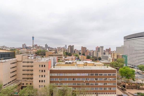 This one-bedroom unit is situated at a complex called Parktonian, which is in Braamfontein and very close to Wits and other tertiary ...