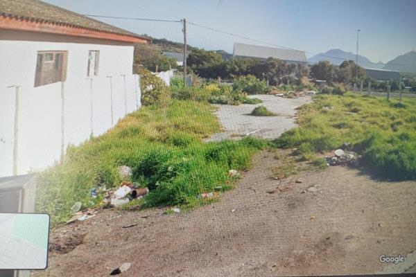 This vacant plot is situated in Ocean View close to Kommetjie Road.
This plot is leveled and serviced in residential area.