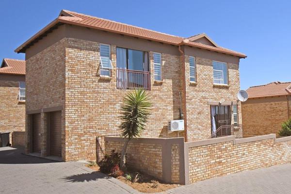 Welcome to your dream home in the sought-after area of Wilgeheuwel! This stunning 3-bedroom, 2-bathroom duplex townhouse offers modern comfort and secure living in a well-maintained complex.

Conveniently leading directly into ...