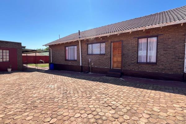 This charming 3-bedroom, 2-bathroom home in Krugersdorp West is perfect for a family ...