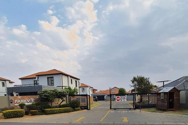 Look no further than this lovely and cozy family home located in a well run security estate, with lots of facilities including a club house, tennis court, communal pool, kiddies paly area and more , there is plenty of great private and public schools in the area, health ...