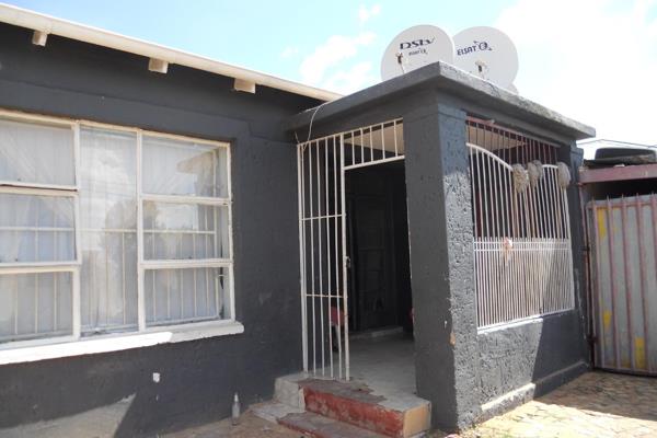 ELEVEN BEDROOM INVESTMENT PROPERTY | CALLING ALL INVESTORS | MONTHLY INCOME R17 000

Why ...