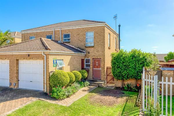 This lovely 2 bedroom home will available to rent from 1 December. 

Downstairs you will find the open-plan kitchen (gas hob), living ...