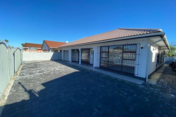 Situated on Main Road in Strand, this 280m2 retail space offers an excellent location in ...